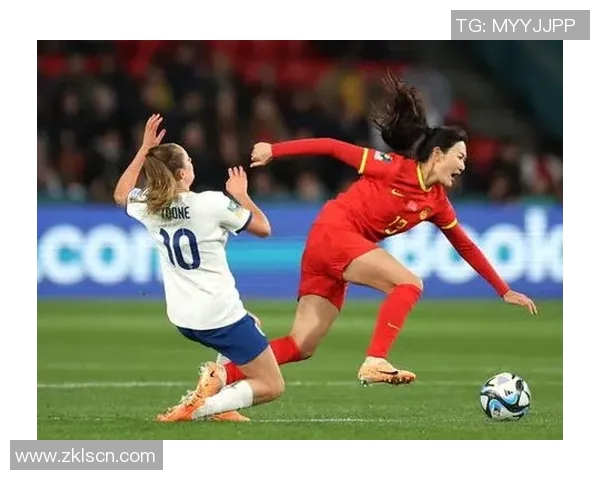 女足世界杯:中国队力争晋级,球迷激情呐喊助威 女足世界杯:中国队力争晋级,球迷激情呐喊助威